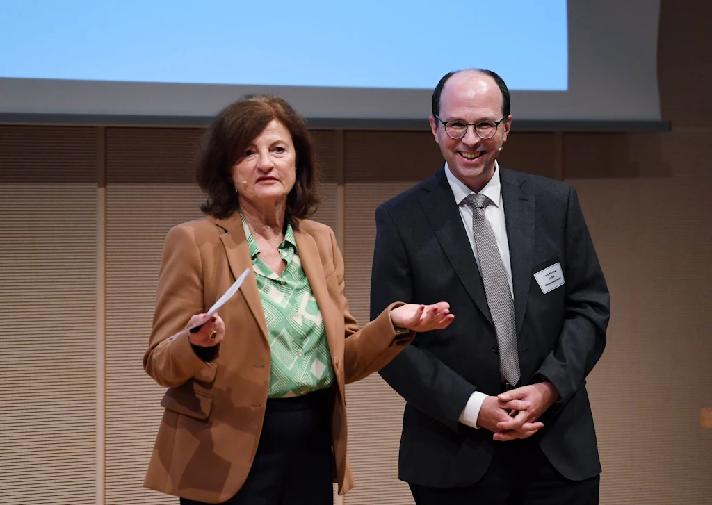 UVEK-Generalsekretär Yves Bichsel im Austausch mit den Teilnehmenden. Moderatorin Marina Villa führte durch die Konferenz.