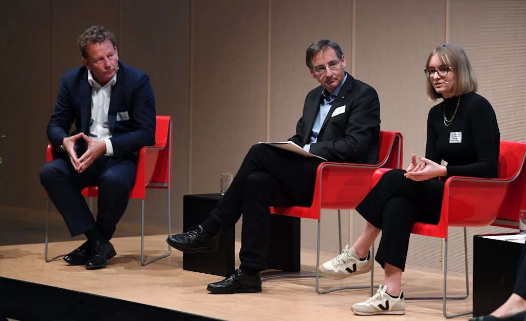 Von links: Thomas Baur (POST CH AG), Thomas Egger (SAB) und Michelle Schweizer (Berner Jugendparlament)